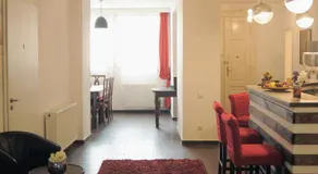 Vintage Downtown Rooms - Image 3