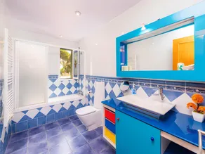 Tranquil Villa Stay in Tolleric - Image 3