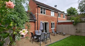 Modern 3 Bedroom house, free parking, town centre - Image 3