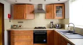 Modern house , Perfect for business trip & Families holiday or working proffesionals-5 min from M1 J25 , 500MB Wi-Fi , Netflix , Fully equiped kitchen , Asda supermarket 5 min walk , Free Secure parking with CCTV ,available monthly deals - Image 3