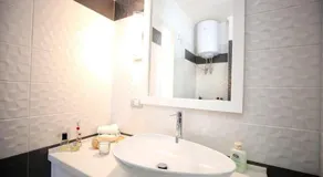 Iris Apartments - Image 2