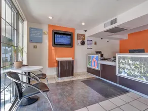 Super 8 by Wyndham Santa Rosa North - Image 3