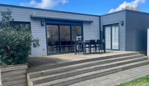 Spacious bungalow with heated pool and jacuzzi - Image 4