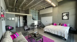 Luxe studio with pool, sauna, jacuzzi, gym, balcony - Image 2