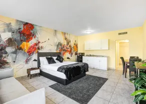 Walk to the beach, Studio, Pool AND FREE Parking - Image 2