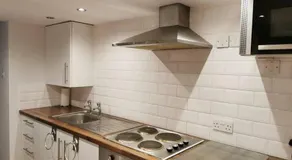 Private garden apartment with secure parking - Image 4