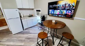 Walkable Cozy Downtown Studio, FREE Bikes to use - Image 4