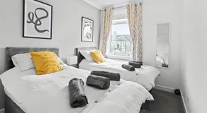 Grangeburn Residence - 2 bedroom home with parking - Image 2