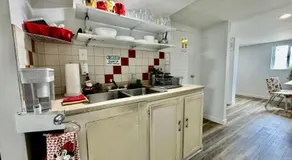Private Room with Shared Amenities 10 Minutes to Airport and Walking Distance to Bus Station - Image 4