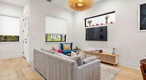 Artists Hideaway - Huge Yard and Workspace - Image 3