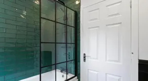 The Urban Nest - Vibrant 3 Bed Home with Garden - Image 4