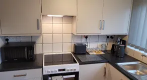 The Lawrence, Redcar - 2 Bedroom Victorian House - Free On-Street Permit Parking, Fast Wifi, Virgin TV - Perfect for Contractors, Families and Couples - Image 5
