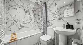 London Gem - Private Parking & Patio, 7m to Station - Image 3