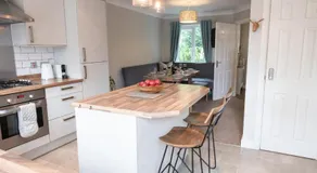 Clayton House- Conveniently Located, Spacious & Modern 4 Bedroom House Suitable for Work and Leisure Stays - Image 5