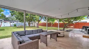 Tropical Park Oasis Peaceful Miami Family Home - Image 4