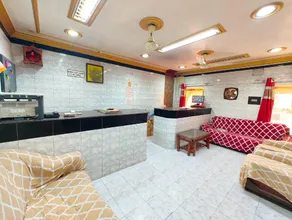 Goroomgo Shanti Guest House Near Kashi Vishwanath Temple Varanasi - Image 1