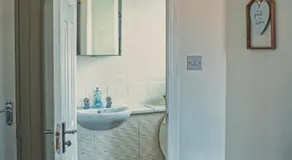 Detached House with a private en suite room - Image 3