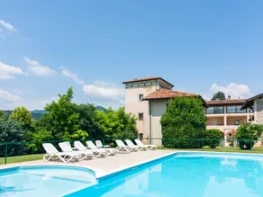 Apartamento en Salò con piscina y olivos - Image 3