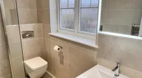 Modern 5 bedroom Home Free Parking - Image 2