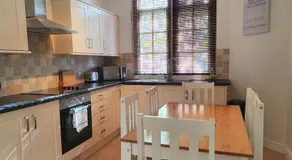 Central Apartments - Spacious 2 Beds - Image 3