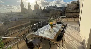 Sliema Cozy Townhouse with Rooftop View, Prime Spot - Image 2