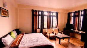 Pine Village Retreat - Image 4