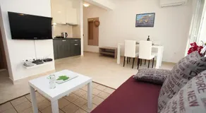 Villa Iris Apartments - Image 2