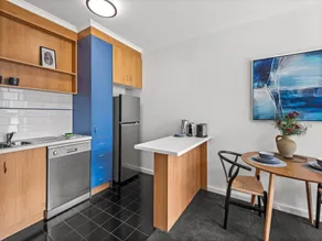 Cosy 1-Bed Balcony Unit in Quiet Street by Shops - Image 5