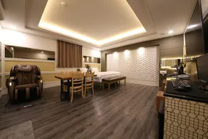 Hotel Evian - Image 2