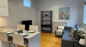 Charming & Cosy Town Centre Home with Parking - Image 4