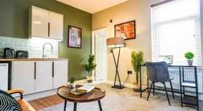 The Invicta Studios - Spacious Studios - City Centre Location - Contractor Friendly - Free WiFi - Smart TV - Desk Space - Well Designed - Communal Garden - Image 2