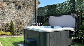 Converted Victorian Coach House with Hot Tub - Image 3