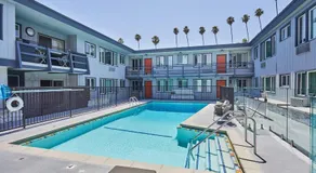 Hollywood Oasis with Resort Style Pool, Free Parking, Steps to Walk of Fame - Image 3