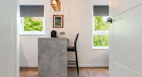 Edinburgh Two Bedrooms Apartment with Free Parking - Image 4