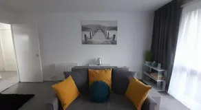 Cosy Apartment with Balcony and Breakfast - Image 2