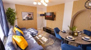 House - Sleeps 8 - Parking - Garden - Image 2