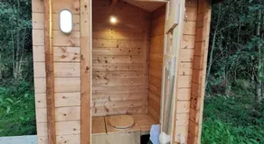 Charmant POD en bois près d'un plan d'eau - Image 3