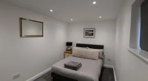 Modern Guest House with Free Parking & Fast Wi-Fi - Image 5
