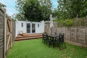 Stylish 4 Bedroom, 2 Bath Home in Borehamwood - Image 5