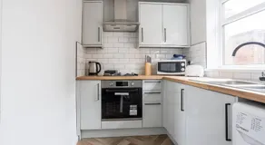 Spacious 3-Bed Home Sleeps 6 Free Parking - Image 4