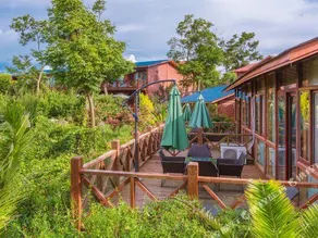 Shiquan Village Wooden House Hotel - Image 3