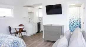 Fresh and Crisp Pet Friendly Studio - Image 5