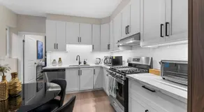 High Park Haven Modern Styled 2B2B in Toronto - Image 3