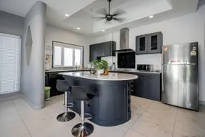 Luxury 4 Bedroom Beach House - Image 3