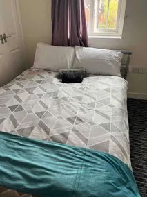 Fully Furnished 3BR Flat with Free Parking - Image 4