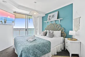 Bright 2 Bed Apartment with Ocean Views - Image 2