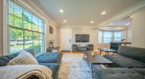 Newly Renovated Townhouse on a Tranquil Street - Image 2