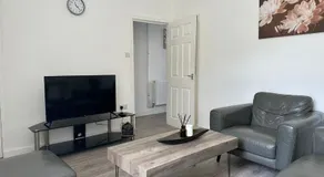 The Regent's Retreat - Modern 4-Bedroom Home - Image 5
