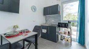 Lit Living - Fully Equipped Apartments - Box Spring - Parking - Business & Longstay - Image 2