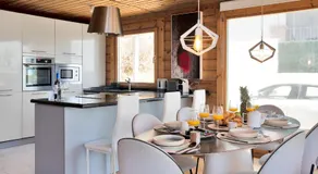 Recién renovada! Exclusiva villa de madera con piscina y vistas al mar - Image 2